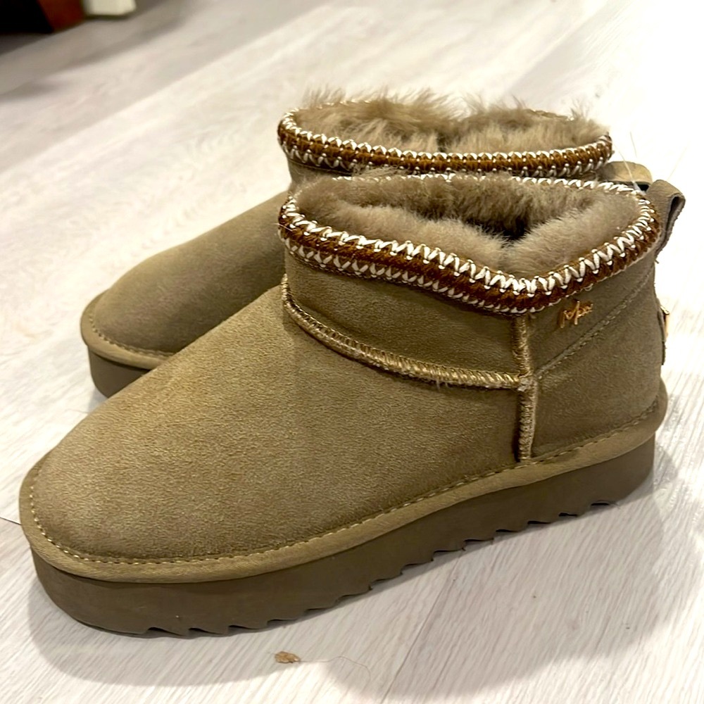 Mexx ankle warm trending Ugg look alike boot. 1.5 platform